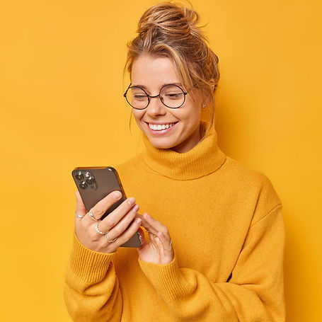moderne-frau-mit-gekaemmten-haaren-haelt-handy-liest-bildschirm-oder-chattet-froh-angenehm
