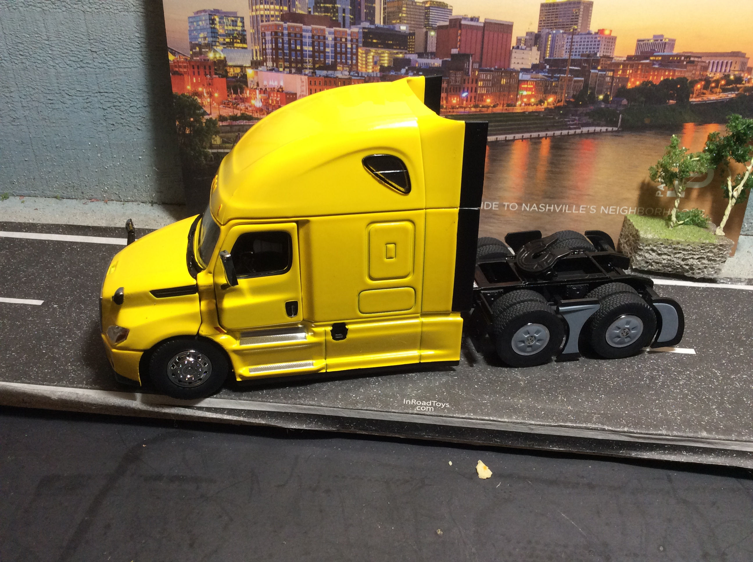 1:50 Scale Freightliner Cascadia Tractor w/Sleeper - Yellow 71031