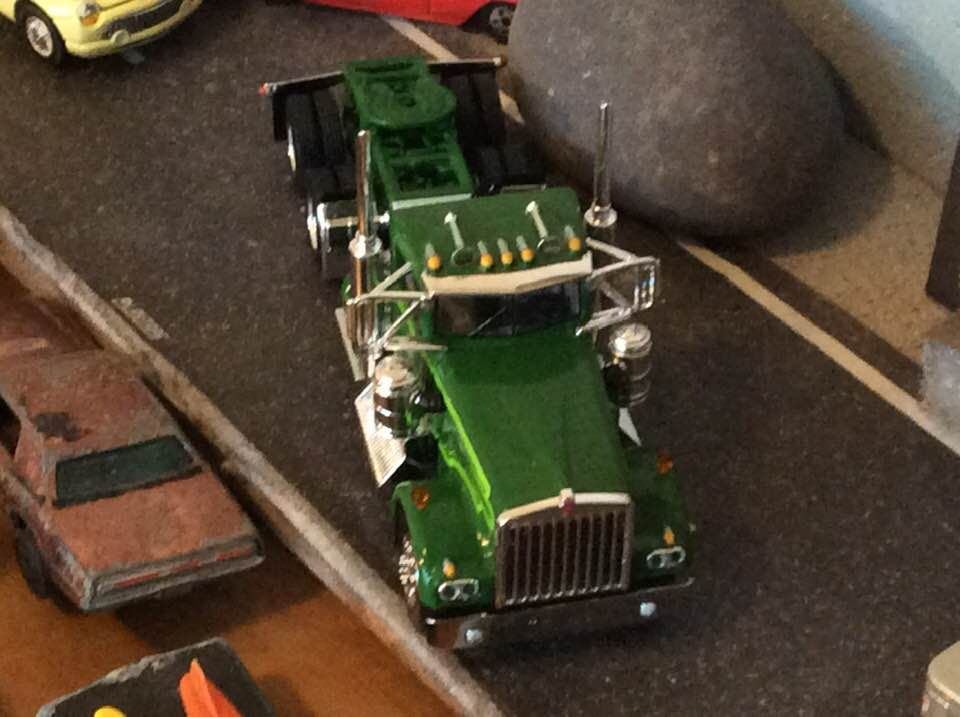 Thumbnail: Neon/Dark Green Kenworth Day Cab/Wilson Silver Star Cattle Trailer 1:64 Scale