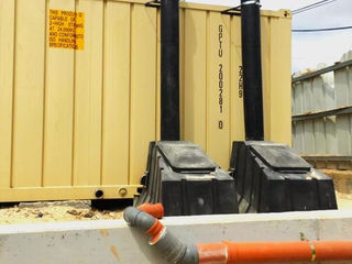 מבט מאחור על שירותים ירוקים אקולוגיים של בתי רעי, הותקנו במבנה קונטיינר בבסיס צבאי