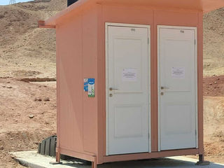 שירותים ירוקים של בתי רעי, הותקנו במבנה זוגי מפאנל מבודד, במכתש רמון