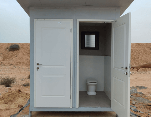 שירותים אקולוגים של בתי רעי, הותקנו במבנה זוגי מפאנל מבודד עם גגון רחב נגד גשם, בבסיס צבאי