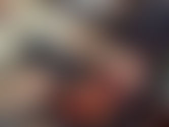 People assemble colorful puzzle pieces with a vibrant lion design on a black table. Booklets titled "CIRGLES" are visible nearby.