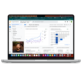Tela de computador aberta em uma videoconferência de consultoria de marketing analisando dados no Google Analytics