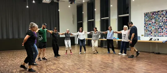 Δείτε το νέο πρόγραμμα συναντήσεων για παραδοσιακούς χορούς! Εσείς το ζητήσατε και η Κυριακή Στεφανίδου προσφέρει απλόχερα επιπλέον ημερομηνίες για τους παραδοσιακούς χορούς!