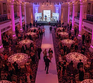 photographie d'une soir ée de lancement de produit tables rondes invités scène de présentat