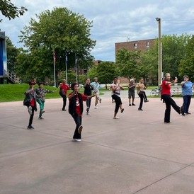 Cours de Taï Chï sur le bord du fleuve.