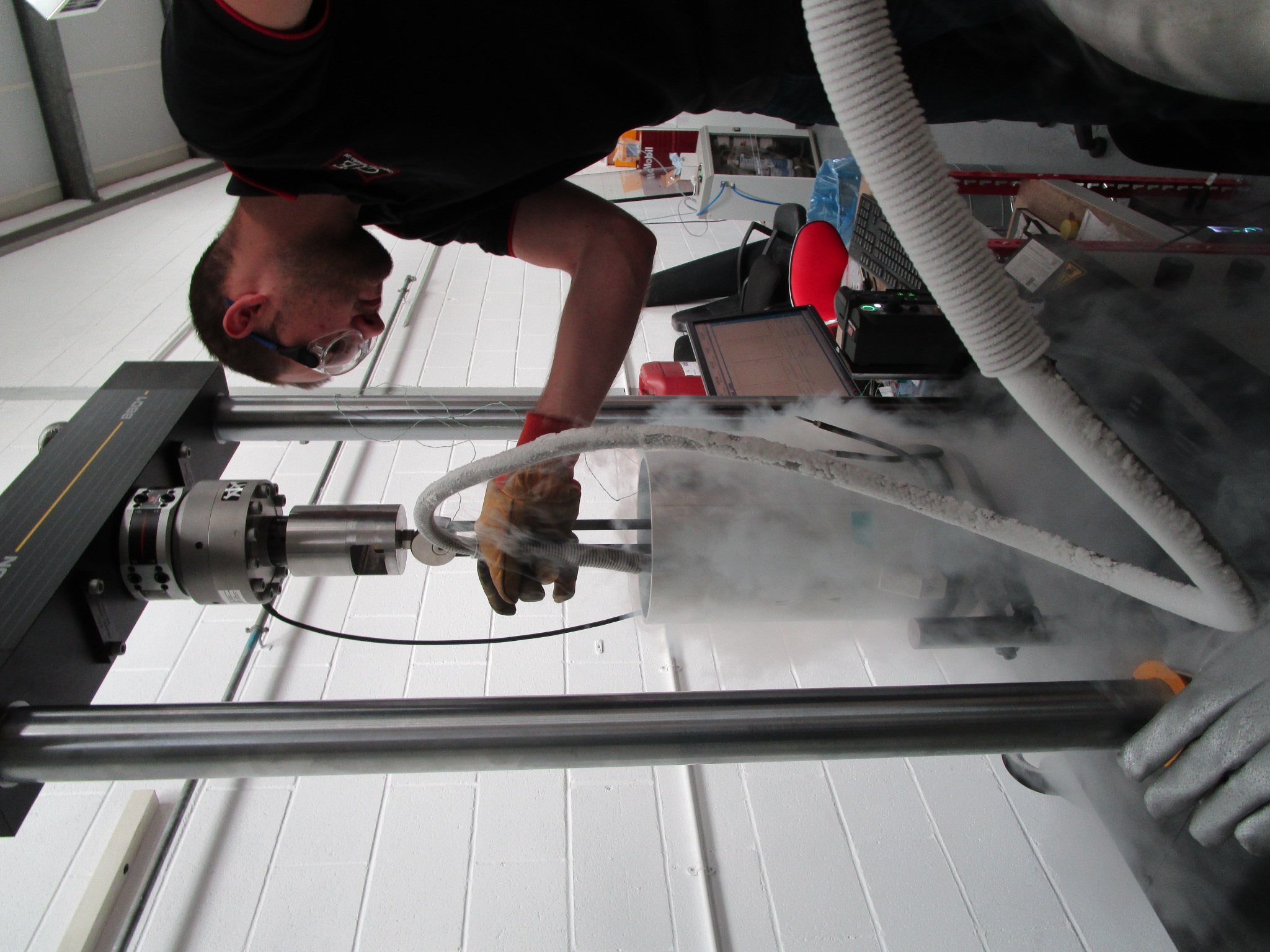 Fatigue testing in liquid nitrogen