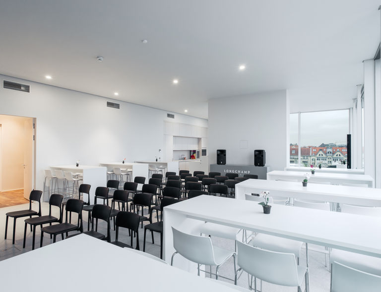 Ihre Networking-Events im The Penthouse Berlin
Sie suchen eine exklusive Location für Ihr nächstes Networking-Event?  The Penthouse Berlin bietet Ihnen den perfekten Rahmen, um Geschäftskontakte zu knüpfen, Beziehungen zu vertiefen und Ihr Unternehmen in einem luxuriösen Ambiente zu präsentieren.