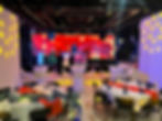 Eventlocation Überblick der weihnachtlich dekorierten Halle.
