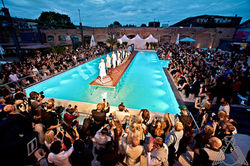 SUMMER FEST AM POOL ion Berlin