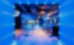 Eventlocation Überblick mit Bar und blauem Lichttunnel