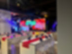 Eventlocation Überblick der festlich gedeckten Bar mit Veeam-Branding