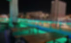 Eventlocation Überblick der Dachterrasse bei Nacht mit Stadtblick.