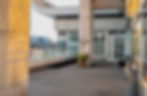 Eventlocation-Überblick der modernen Dachterrasse mit Holzdeck.