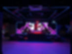 Eventlocation Überblick über DJ-Pult mit LED-Leinwand.