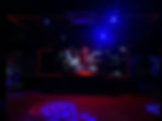 Eventlocation-Überblick eines modern beleuchteten Clubs mit LED-Leinwand.