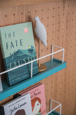 decoracao-suporte-para-livros-pegboard