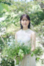 奈良の結婚式で、ブーケを持ち微笑むウェディングドレス姿の新婦