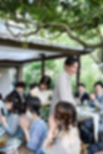 奈良の結婚式でゲストと談笑する新郎の様子