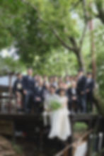 奈良での結婚式、新緑の森に囲まれたウッドデッキでゲストと祝う新郎新婦