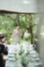 奈良の結婚式でスピーチをする新郎と隣に立つ新婦
