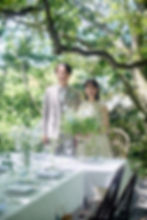 奈良の結婚式で木漏れ日の下、笑顔で並ぶ新郎新婦