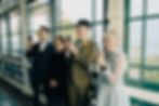 兵庫の旧グッゲンハイム邸での結婚式でスマホを向ける新郎とゲスト