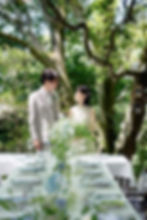 奈良の結婚式で木漏れ日の下、見つめ合う新郎新婦