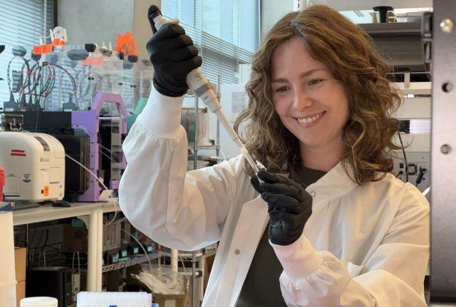 IPD WRAPs researcher Ljubica Mihaljevic works at a lab bench at the Institute for Protein Design.