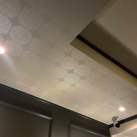 天井に施されたクロスパターンデザイン。