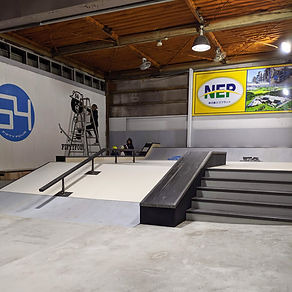 東京都西多摩郡瑞穂町のスケートボードパーク、『54』内ストリートエリア施工後の全景写真。パーク中央からメインバンクを撮影し、左サイドに高さ調節可能な角レール、レッジを挟んで右サイドに5段ステアを配置した設計が特徴。