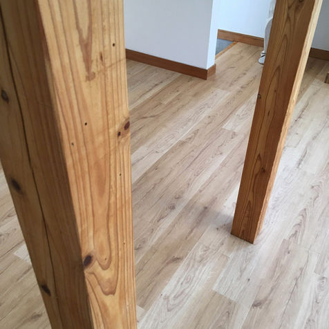 構造柱2本のディテール写真。表面を削り、植物系オイルを塗布。