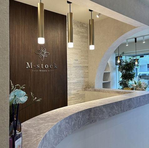 別角度から撮影したレセプションカウンター。