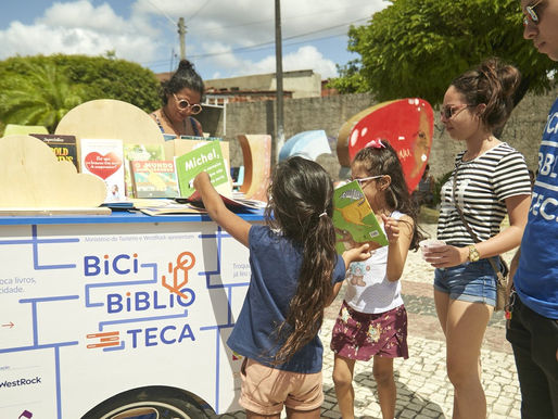 Bicicleta biblioteca promove estimulo a leitura de crianças, jovens e adultos em Pacajus