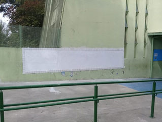 Lousa/Mural junto à rampa de entrada