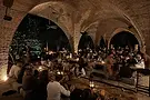 Cena tropical bajo arcos de mimbre_1200.webp