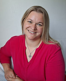 Jana Harrison, lächelt freundlich in die Kamera