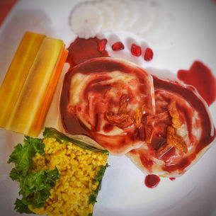 RAVIOLES D’AGNEAU DE 7 HEURES, JUS DE GRENADE, CAROTTES ET BLÉ VERT FUMÉ