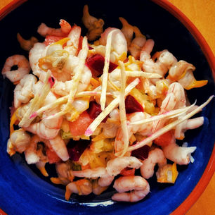 SALADE CROQUANTE AUX CREVETTES ET AUX COQUES