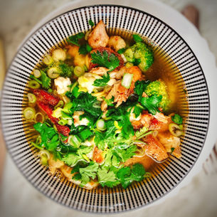 SOUPE POULET LAQUÉ CREVETTES BROCOLIS