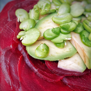 CARPACCIO DE BETTERAVES, AVOCAT ET JEUNES FÈVES