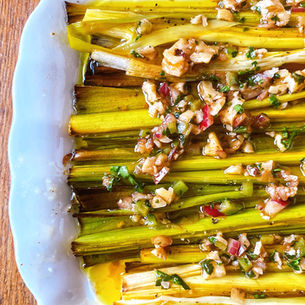 POIREAUX RÔTIS, VINAIGRETTE AU XÉRÈS, OIGNON ROUGE ET NOIX