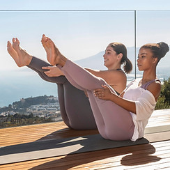 femmes font un exercice de pilates sur la côte d'azur avec leur coach sportif VIPTRAINER William Chanconie
