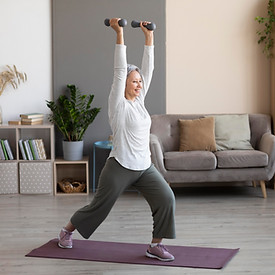 Séance de gym douce à domicile avec un coach sportif pour seniors à Cannes