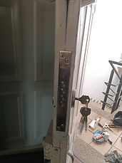 Cerradura de seguridad instalada en puerta de madera