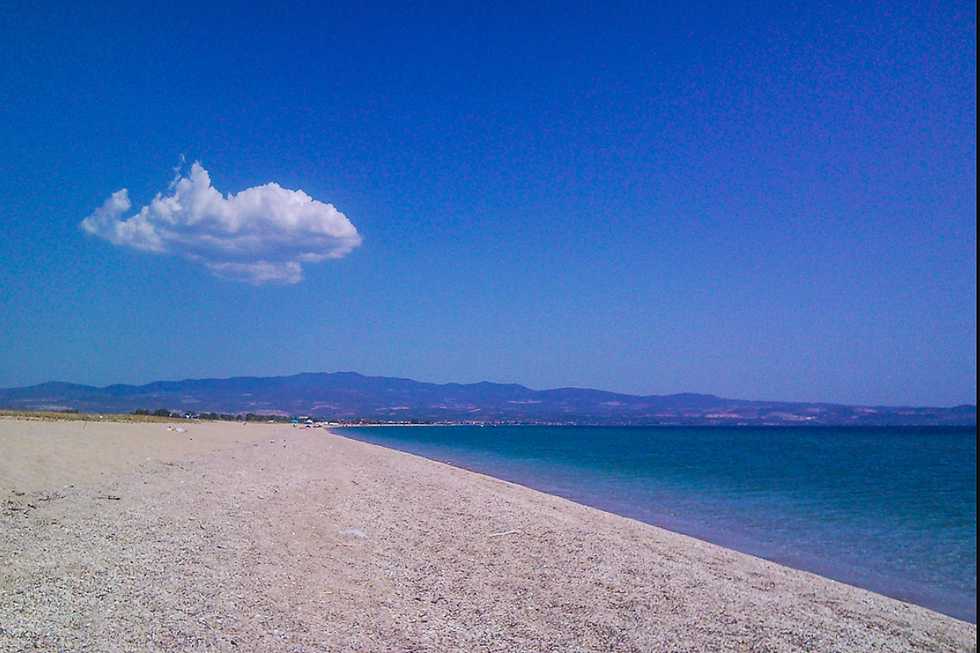 Sandstrand am Secret Paradise of Greece unter blauem Himmel