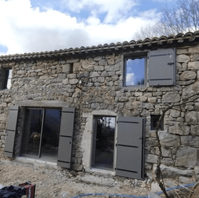 pose de volets battants en pvc couleur taupe pour un mazet en pierre renovation a Chateauneuf du rhone dans la drome
