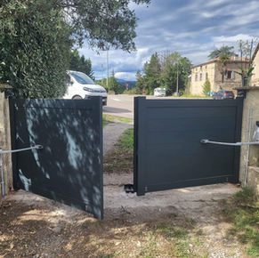 pose d un portail a double battant en aluminium gris avec moteur a bras pour une villa a saint thome en ardeche