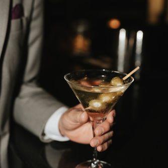 A timeless cocktail moment captured with an editorial touch. Captured by Lauren O'Brien, this detail perfectly reflected the sophisticated atmosphere of the evening.

#cocktailhour #luxurywedding #editorialwedding #weddingdetails #fineartwedding #eventstyling #luxuryevents